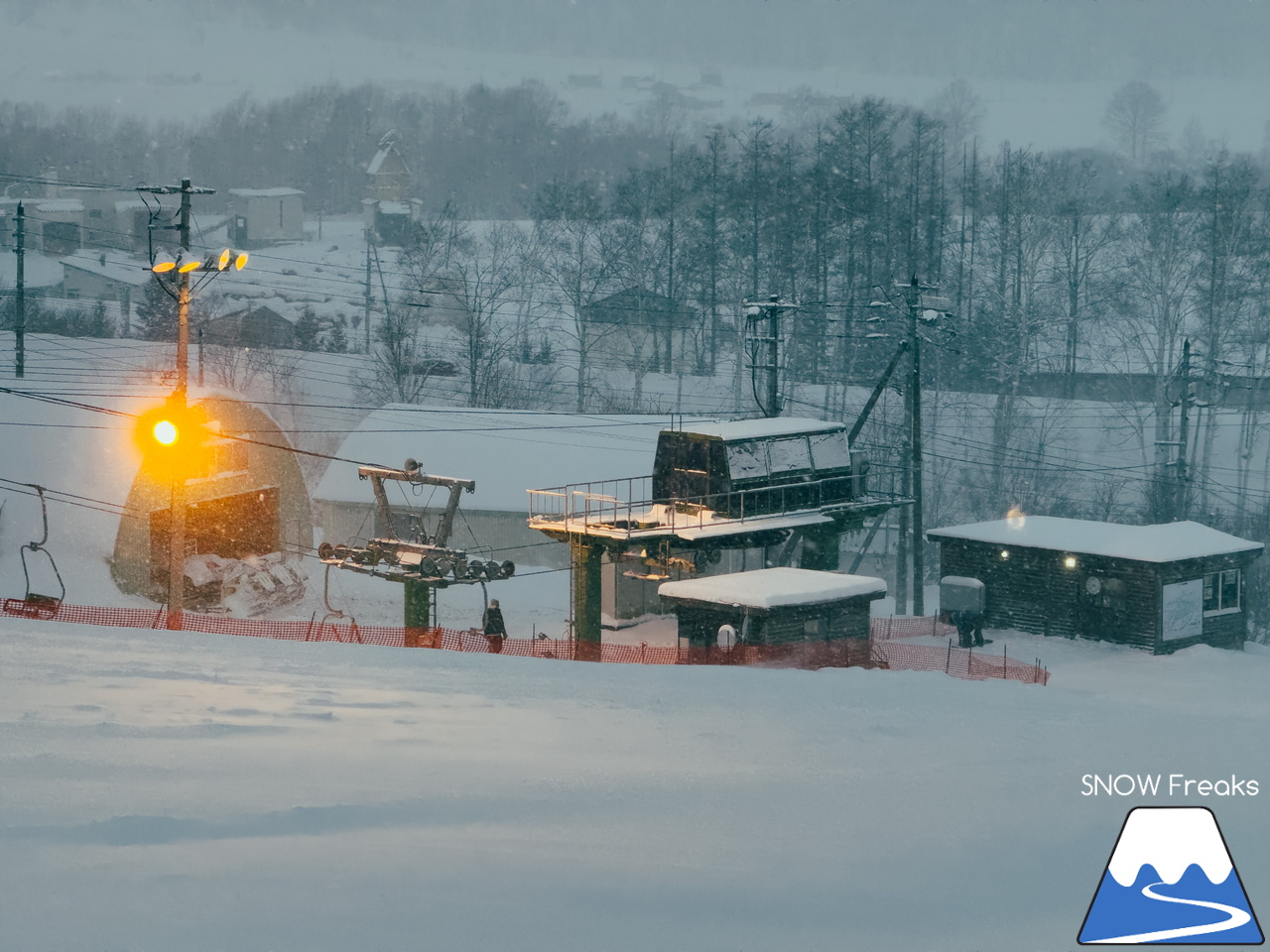 音威富士スキー場｜気が付けばナイター照明が灯り、夕暮れ滑走。プライベート感覚で滑れる道北のローカルゲレンデ！